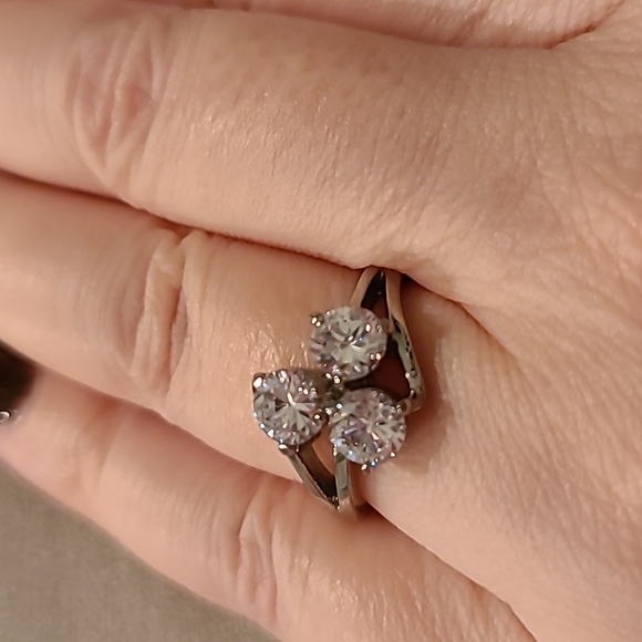 Three stone Cubic zirconia stainless steel ring - Picture 2 of 9